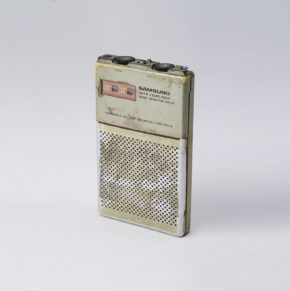 트랜지스터를 사용한 라디오 수신기. 삼성전자공업주식회사 제조.