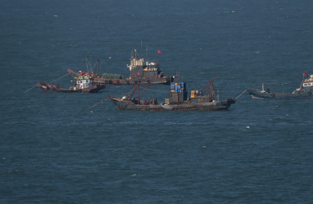 NLL에 정박한 중국의 불법 어선