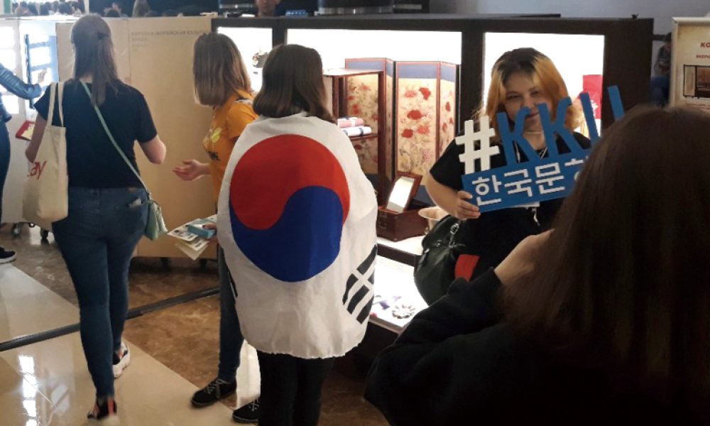 러시아 K-콘텐츠 엑스포 행사에서 한국문화상자 체험을 즐기는 참가자들