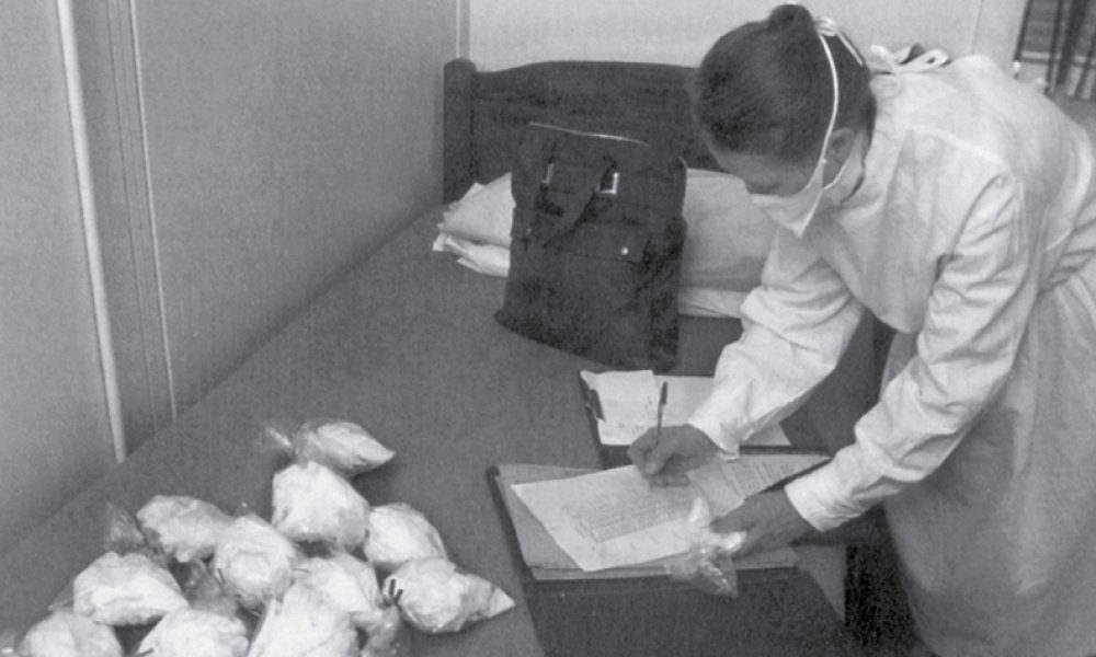 영국 감기 연구소에서 바이러스가 퍼지는 방법에 대한 실험을 하는 모습 ⓒ VIRUS CAMP, The story of the Common Cold Unit, Brian DillonIssue, Cabinet Issue 23, 2006