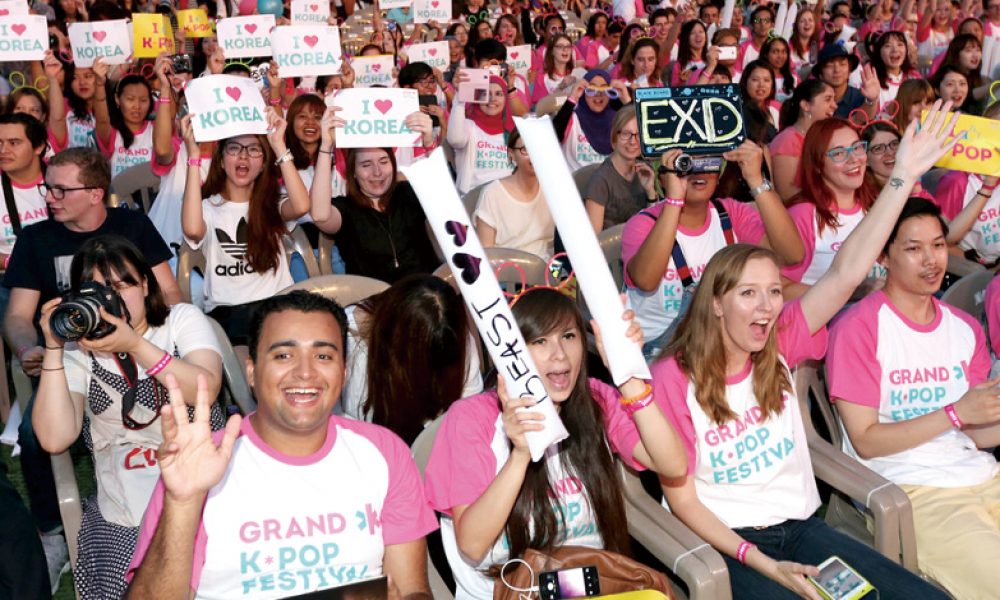 K-Pop열풍으로 해외 팬들이 국내 가수의 팬덤에 합류했다.