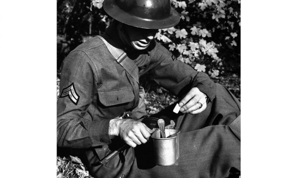 시사화보잡지 라이프(1939)에 실린 C레이션과 커피를 즐기는 미군 병사 출처: 커피인문학(인물과 사상사)
